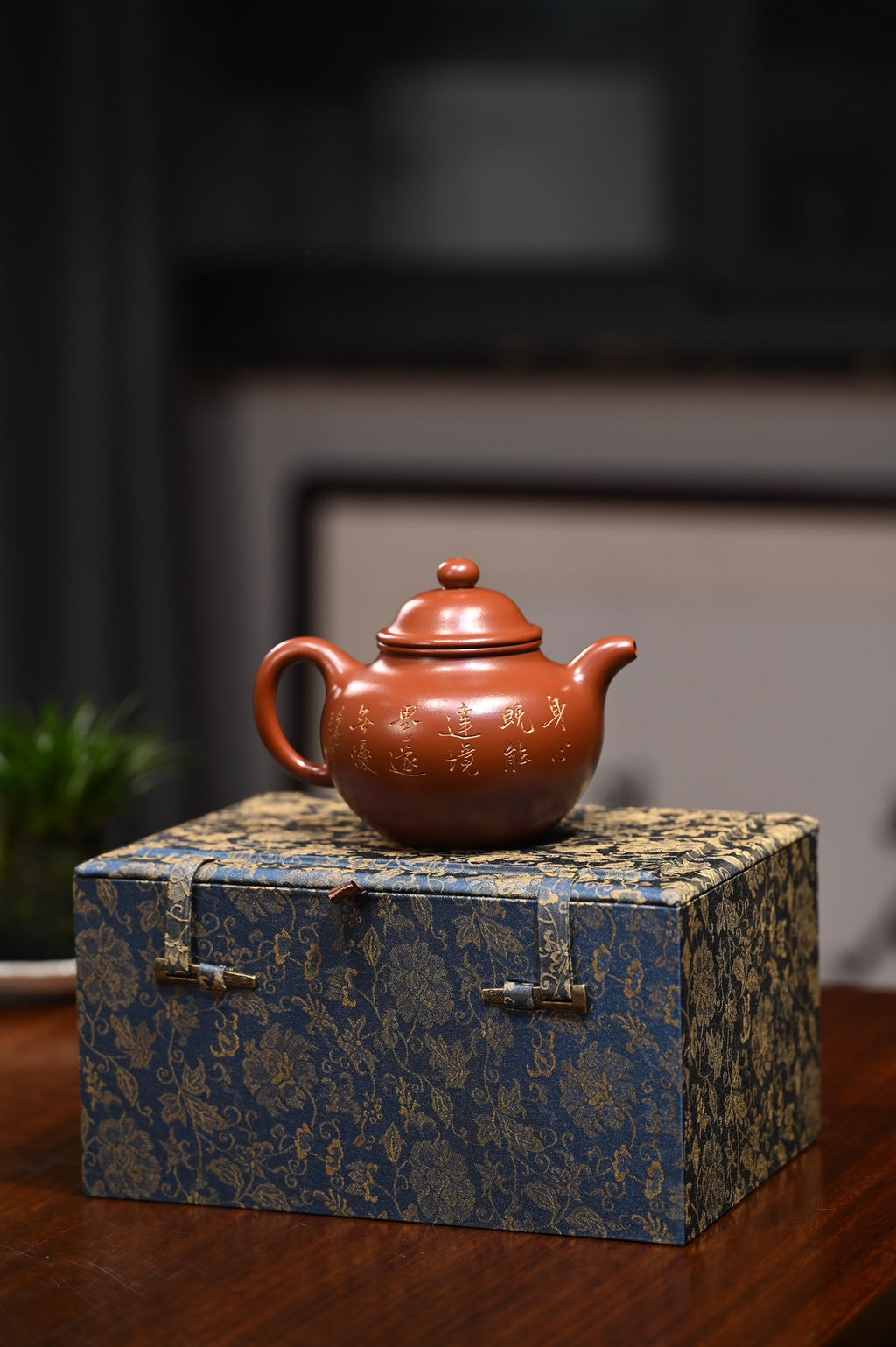 蒋伟杰【掇球】  原矿朱泥  350ml  蒋伟杰：  工艺美术师  中国工艺美术学会会员  江苏省青年书法家协会会员