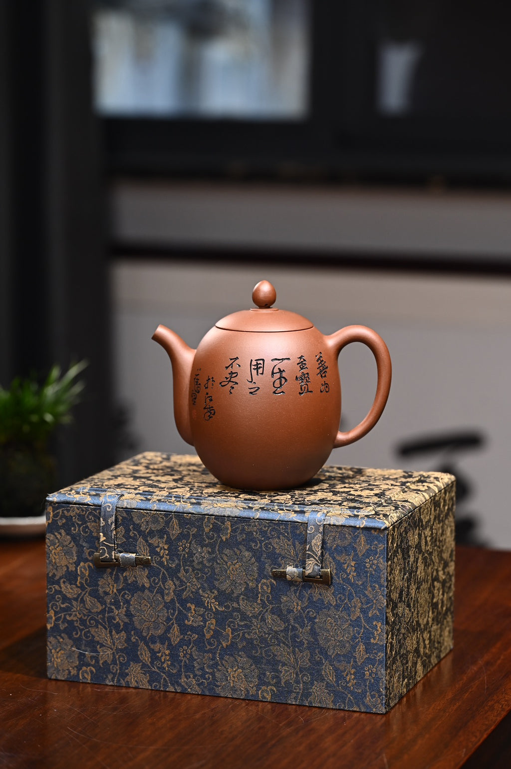 师承中国陶瓷艺术美术大师鲍志强  原矿底槽清580ml  陶刻家称他为僧人；僧人称他为陶刻家；陶刻家的意境；僧人的情怀