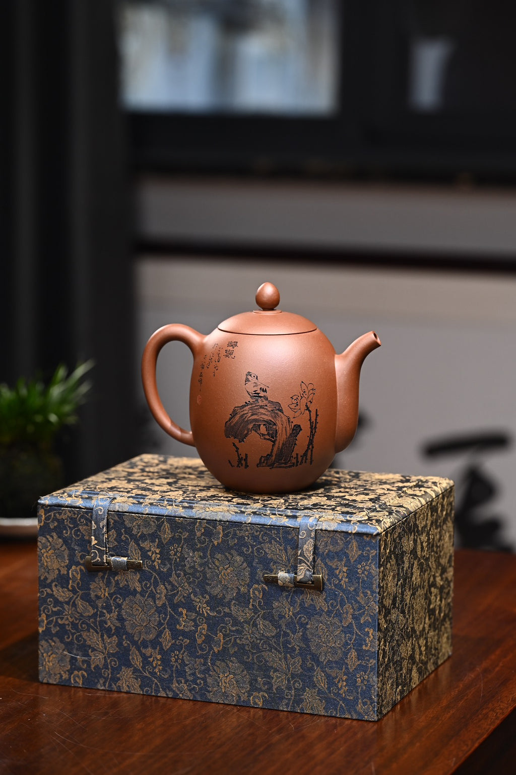 师承中国陶瓷艺术美术大师鲍志强  原矿底槽清580ml  陶刻家称他为僧人；僧人称他为陶刻家；陶刻家的意境；僧人的情怀