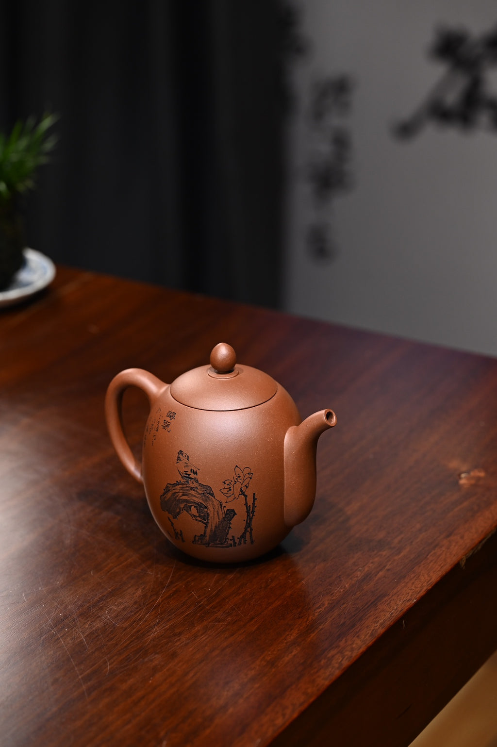 师承中国陶瓷艺术美术大师鲍志强  原矿底槽清580ml  陶刻家称他为僧人；僧人称他为陶刻家；陶刻家的意境；僧人的情怀