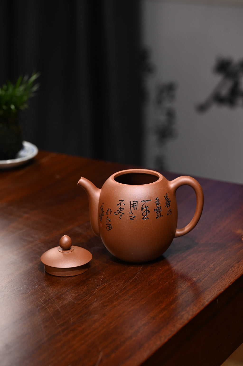 师承中国陶瓷艺术美术大师鲍志强  原矿底槽清580ml  陶刻家称他为僧人；僧人称他为陶刻家；陶刻家的意境；僧人的情怀
