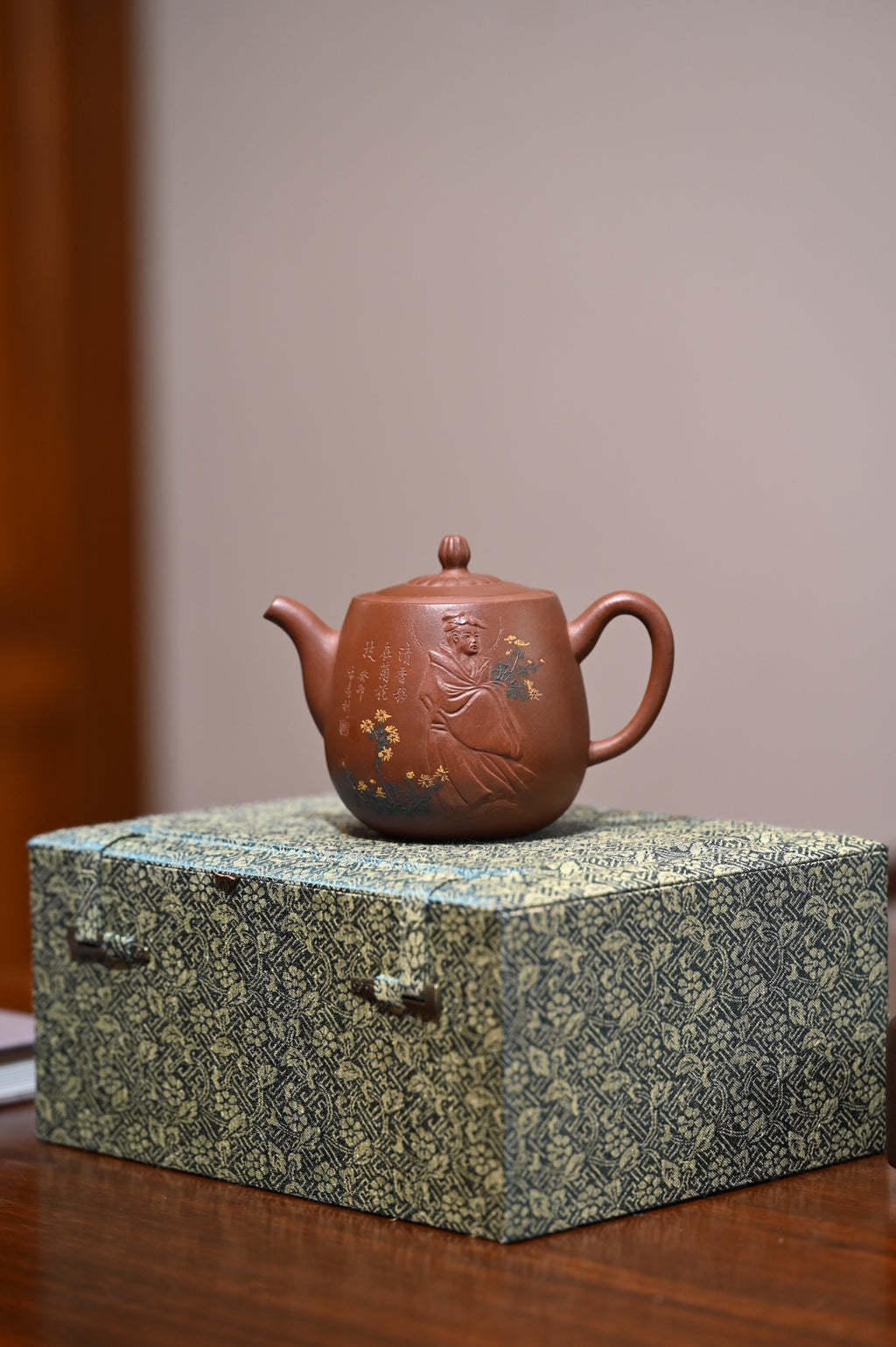范正初【菊颂】  范正初制.杨仁勤（木易）篆刻  原矿底槽清  320ml