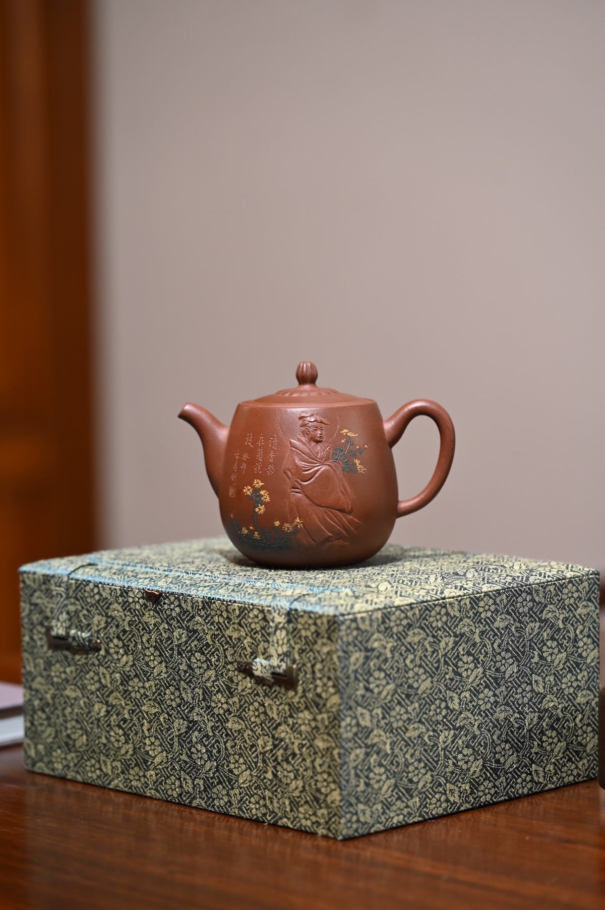 范正初【菊颂】  范正初制.杨仁勤（木易）篆刻  原矿底槽清  320ml