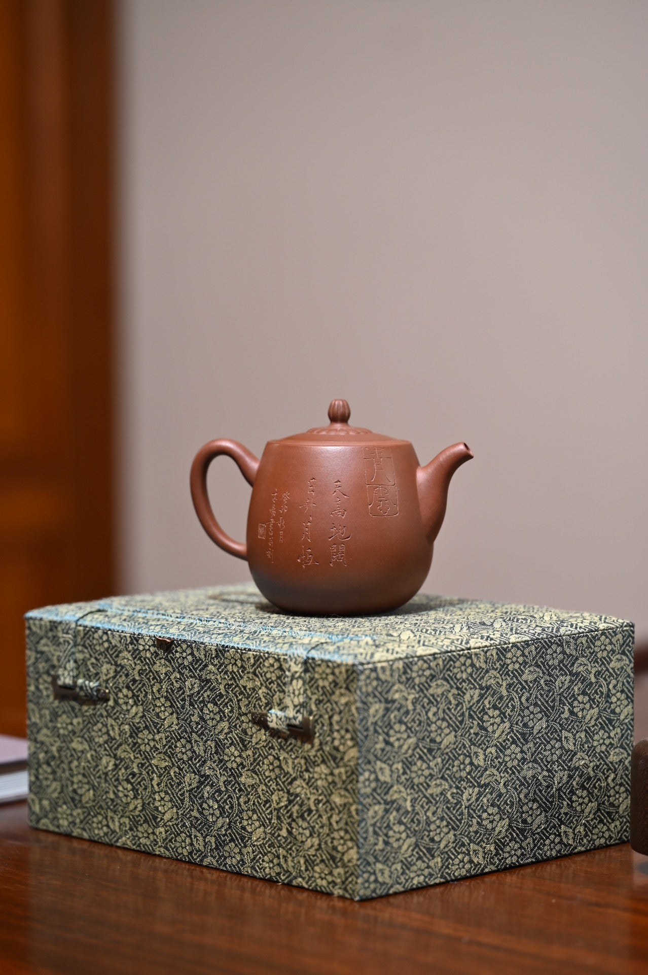范正初【菊颂】  范正初制.杨仁勤（木易）篆刻  原矿底槽清  320ml