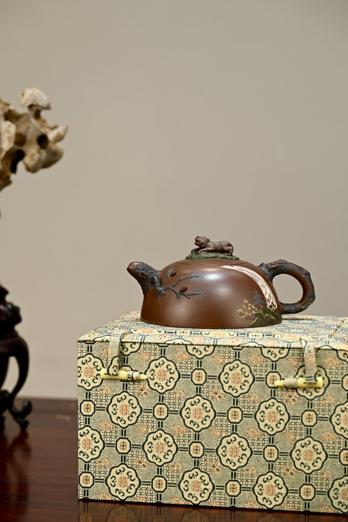 虎虎生威·原创作品/紫砂十二精英之首，省大师桑黎兵作品/容量400cc/特级紫泥 松桩形态，瀑布山林，斑驳孔洞，松风凌冽，山林萧肃，老虎巡视山林