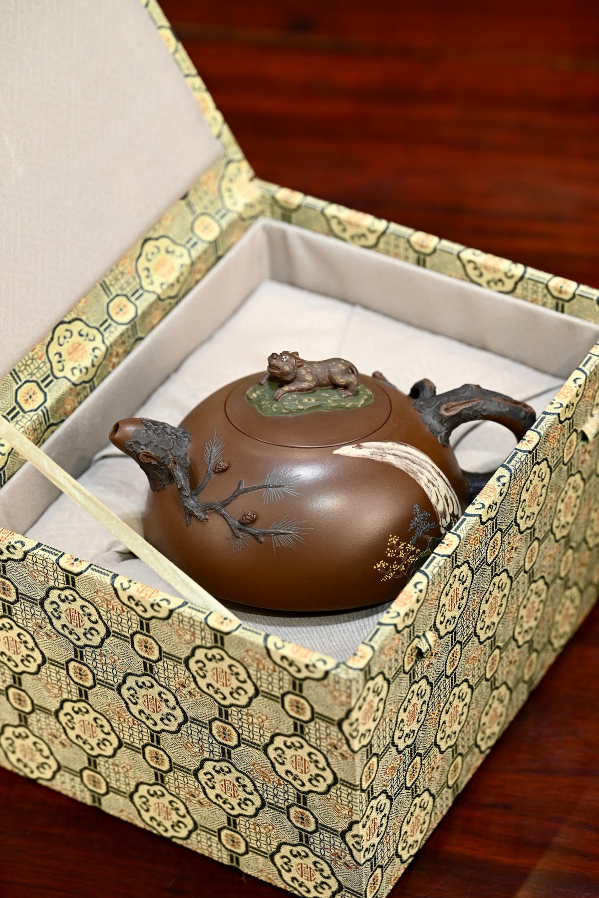 虎虎生威·原创作品/紫砂十二精英之首，省大师桑黎兵作品/容量400cc/特级紫泥 松桩形态，瀑布山林，斑驳孔洞，松风凌冽，山林萧肃，老虎巡视山林