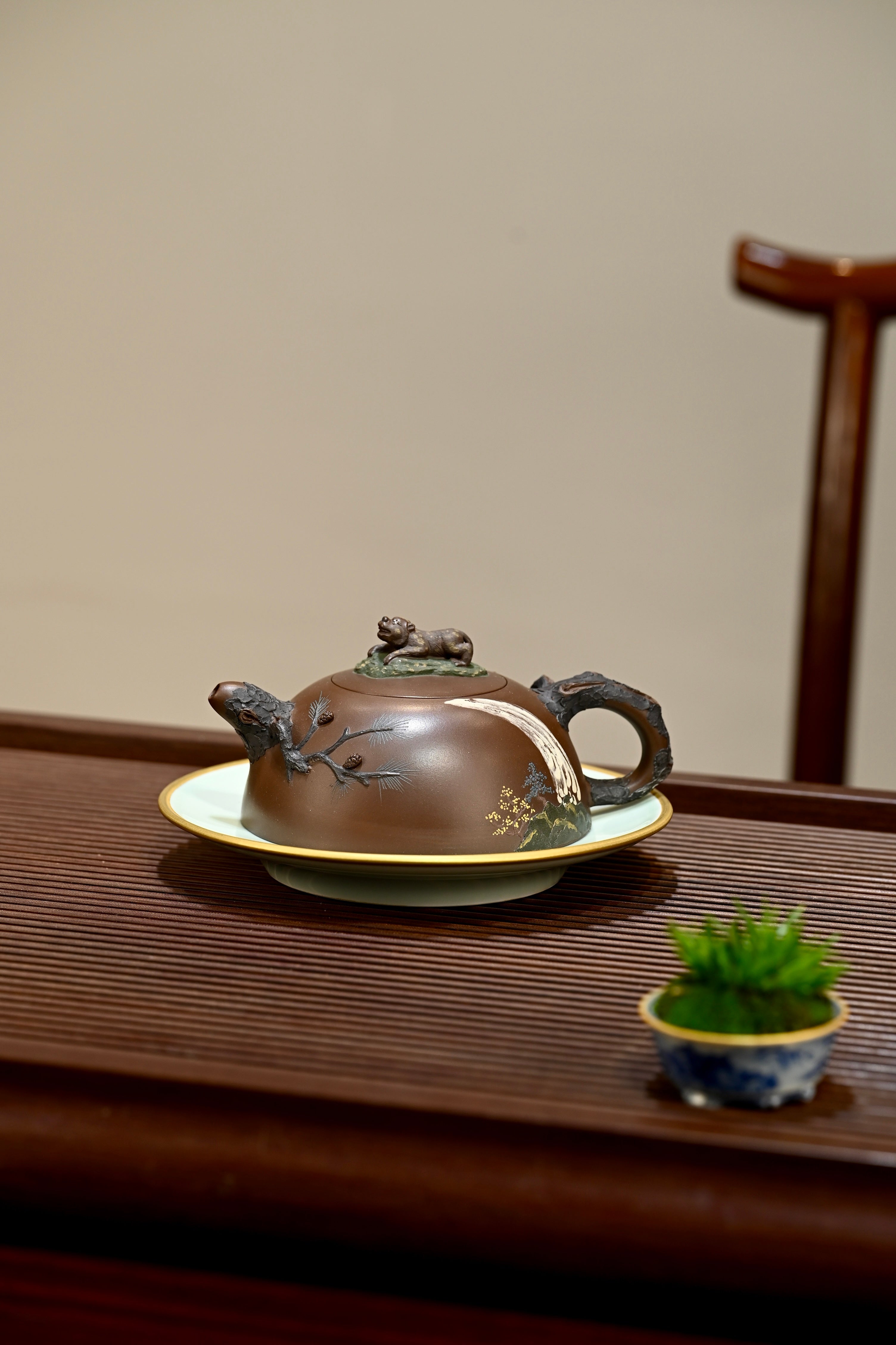 虎虎生威·原创作品/紫砂十二精英之首，省大师桑黎兵作品/容量400cc/特级紫泥 松桩形态，瀑布山林，斑驳孔洞，松风凌冽，山林萧肃，老虎巡视山林
