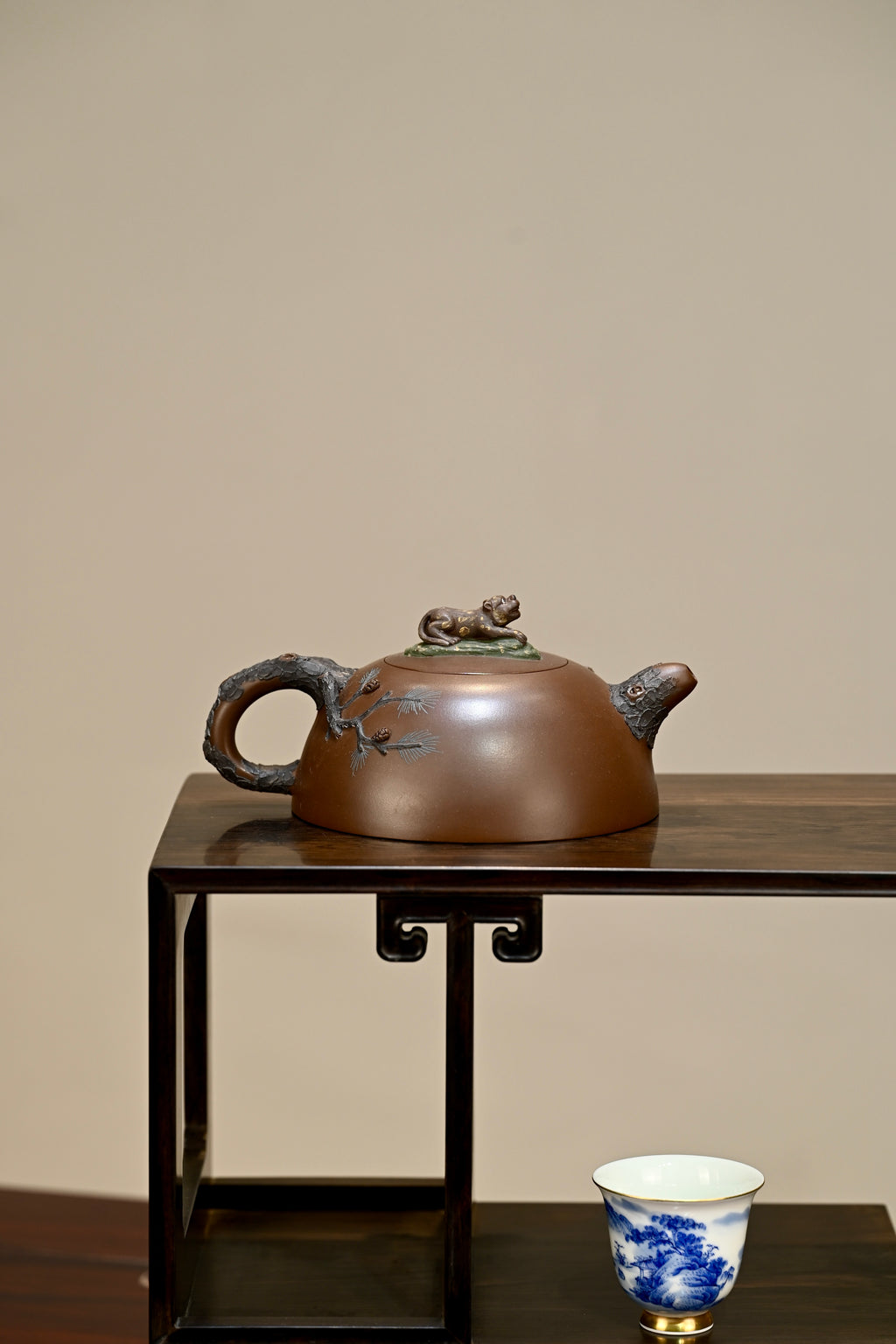 虎虎生威·原创作品/紫砂十二精英之首，省大师桑黎兵作品/容量400cc/特级紫泥 松桩形态，瀑布山林，斑驳孔洞，松风凌冽，山林萧肃，老虎巡视山林