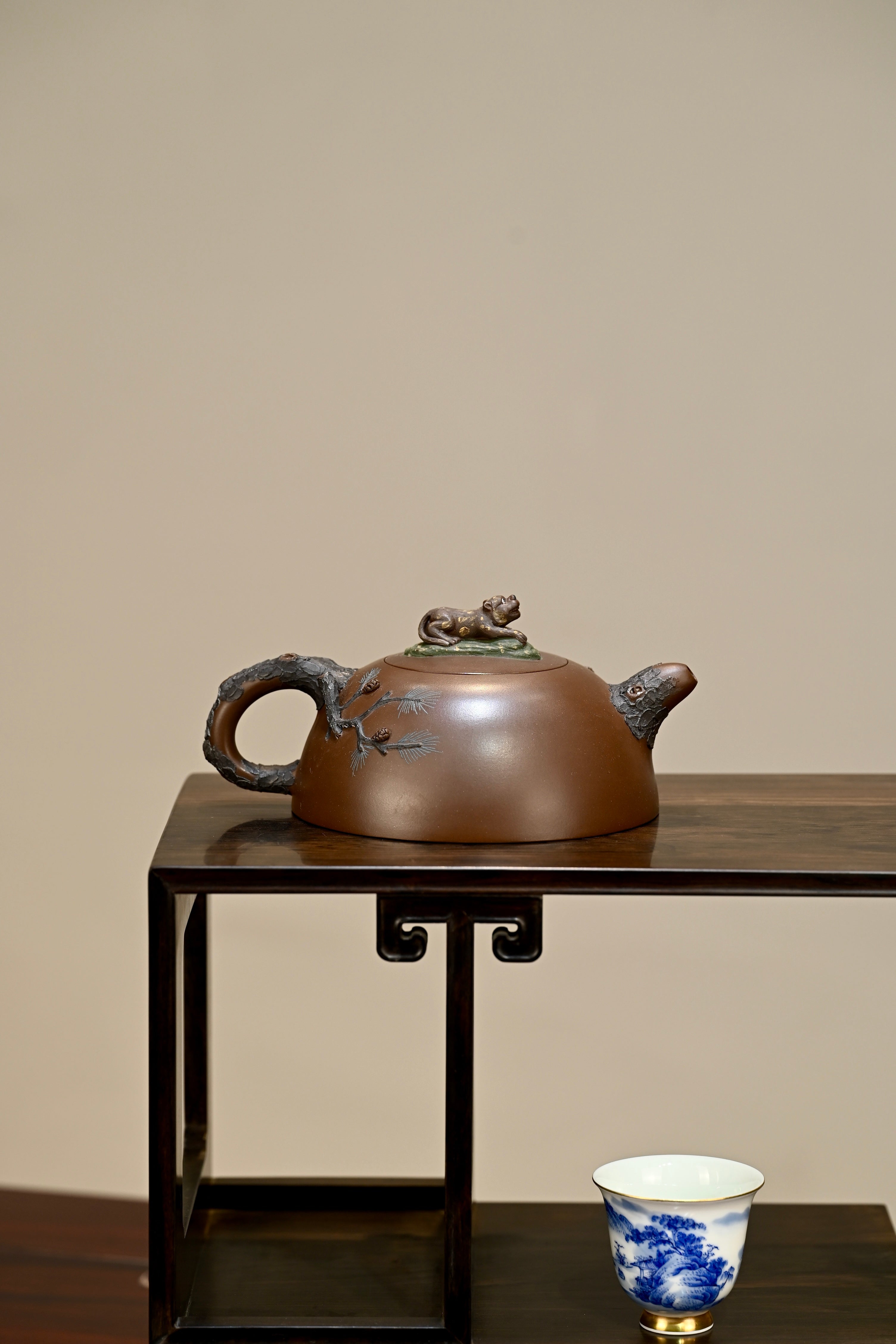 虎虎生威·原创作品/紫砂十二精英之首，省大师桑黎兵作品/容量400cc/特级紫泥 松桩形态，瀑布山林，斑驳孔洞，松风凌冽，山林萧肃，老虎巡视山林