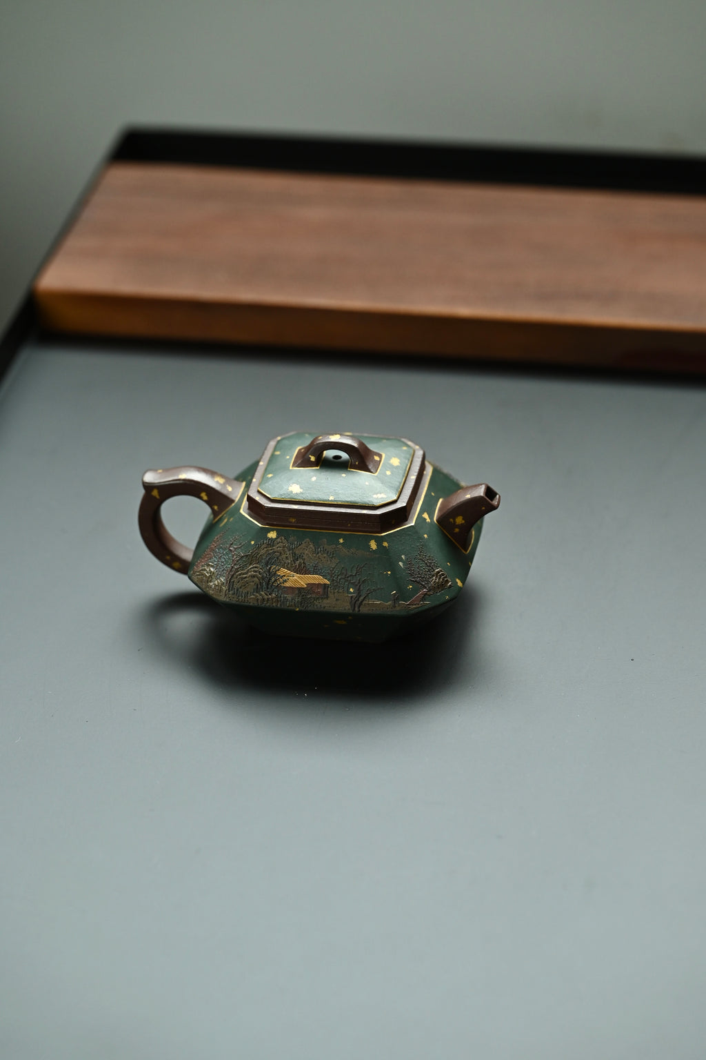八方合斗·全手工  /六届全手工大赛一等奖高工施昌作品  /容量250cc/原矿底槽清 合斗壶源于古代的米斗，壶身由两个方斗上下和合而成，整器棱角分明，四平八稳