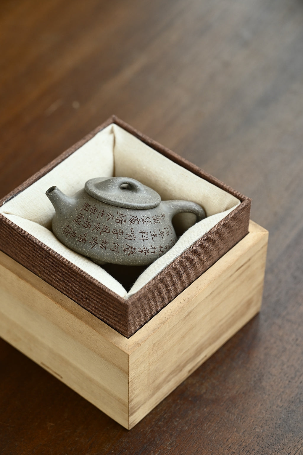满瓢·全手工 /全手工大赛一等奖，招商杯金奖祁令军作品 容量120cc/家藏青段 壶身呈梯形，曲线柔和流畅，桥钮搭接在平盖之上