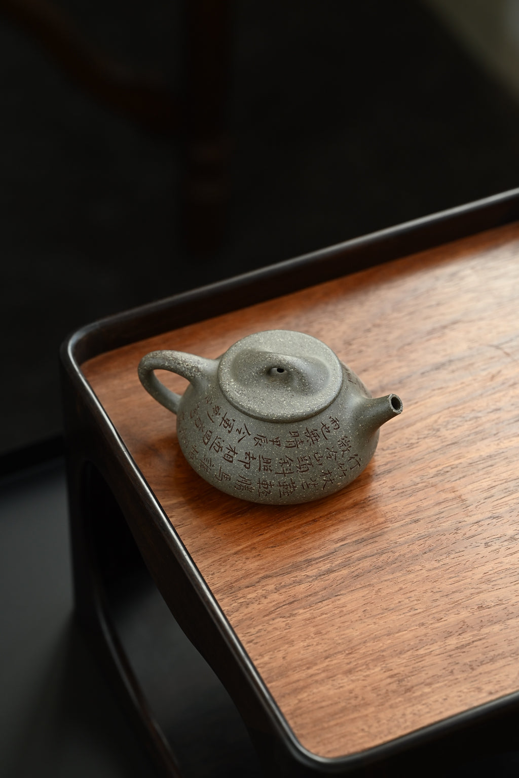 满瓢·全手工 /全手工大赛一等奖，招商杯金奖祁令军作品 容量120cc/家藏青段 壶身呈梯形，曲线柔和流畅，桥钮搭接在平盖之上