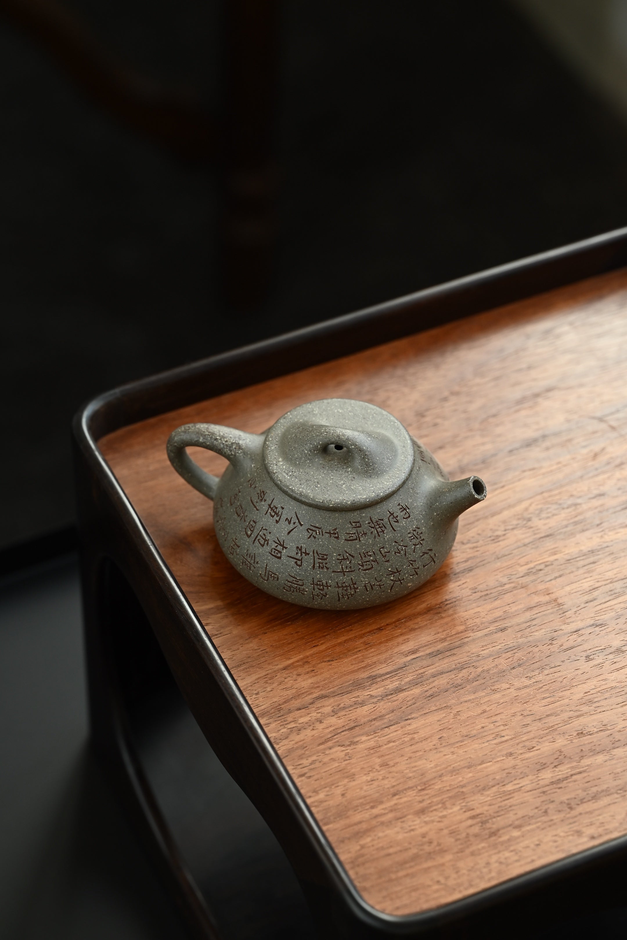 满瓢·全手工 /全手工大赛一等奖，招商杯金奖祁令军作品 容量120cc/家藏青段 壶身呈梯形，曲线柔和流畅，桥钮搭接在平盖之上