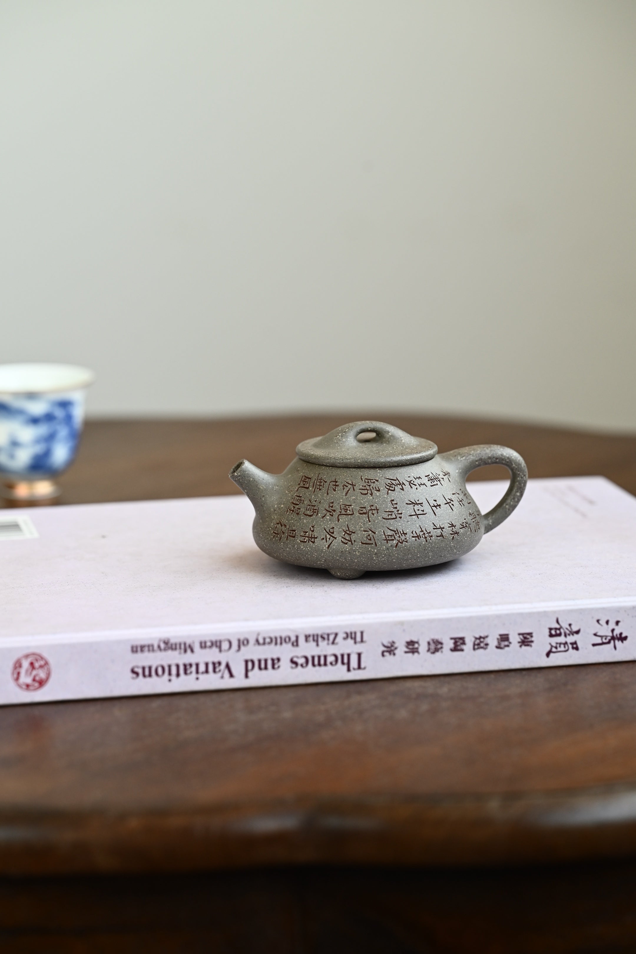 满瓢·全手工 /全手工大赛一等奖，招商杯金奖祁令军作品 容量120cc/家藏青段 壶身呈梯形，曲线柔和流畅，桥钮搭接在平盖之上