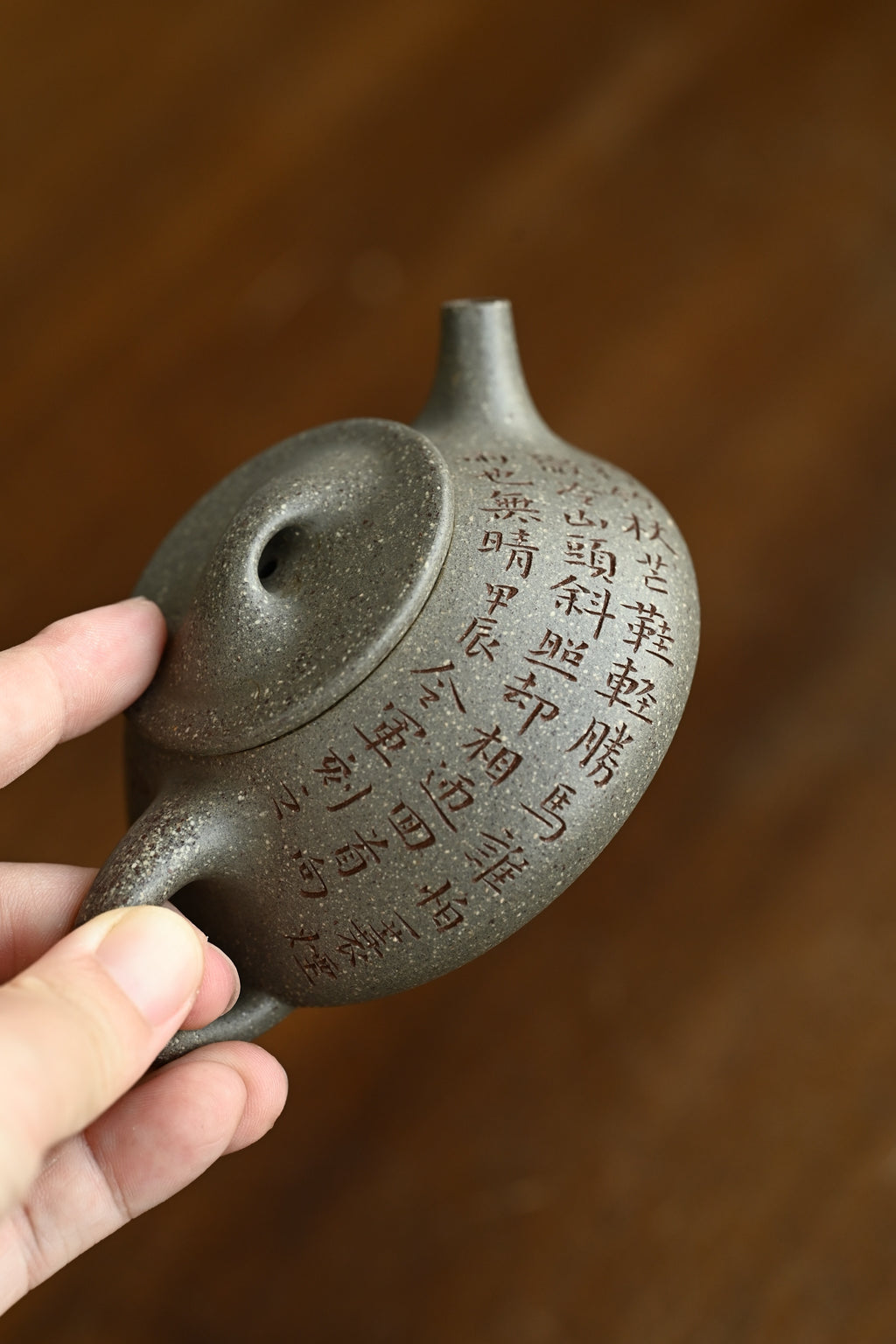 满瓢·全手工 /全手工大赛一等奖，招商杯金奖祁令军作品 容量120cc/家藏青段 壶身呈梯形，曲线柔和流畅，桥钮搭接在平盖之上