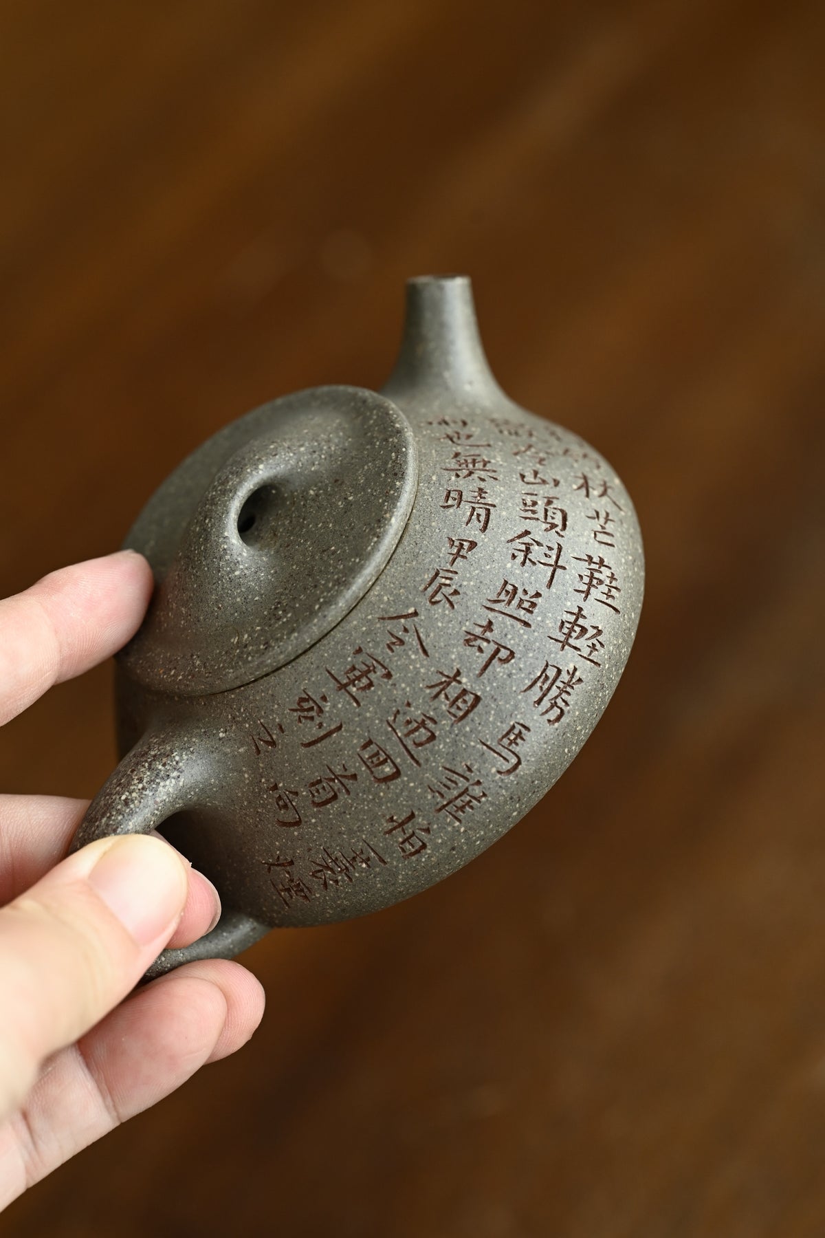 满瓢·全手工 /全手工大赛一等奖，招商杯金奖祁令军作品 容量120cc/家藏青段 壶身呈梯形，曲线柔和流畅，桥钮搭接在平盖之上