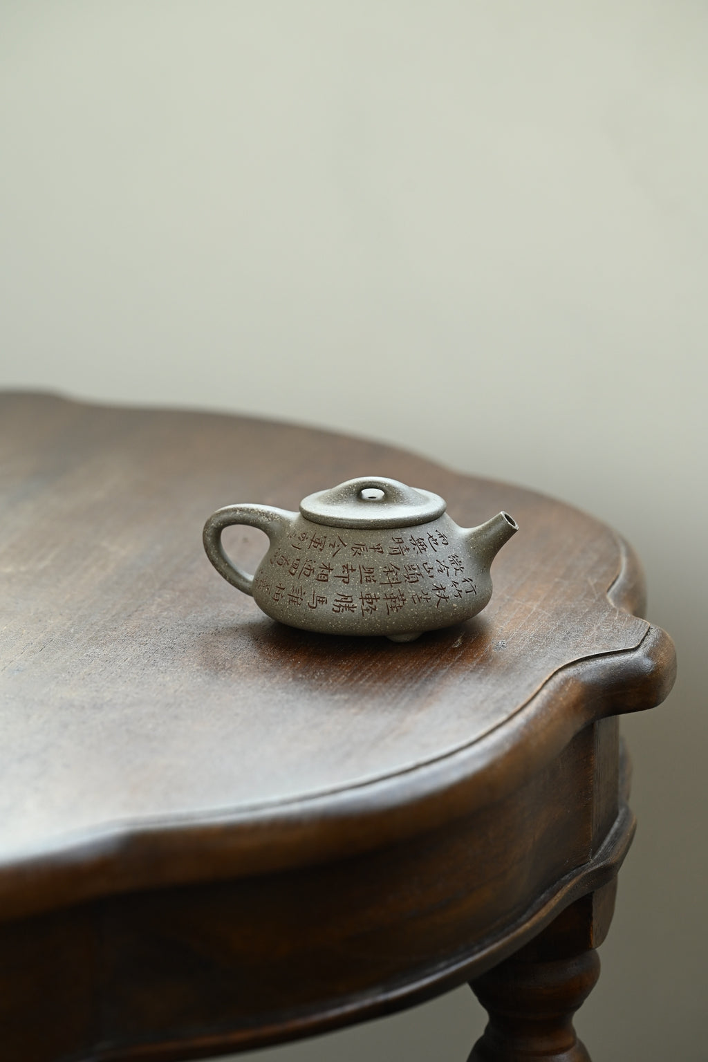 满瓢·全手工 /全手工大赛一等奖，招商杯金奖祁令军作品 容量120cc/家藏青段 壶身呈梯形，曲线柔和流畅，桥钮搭接在平盖之上