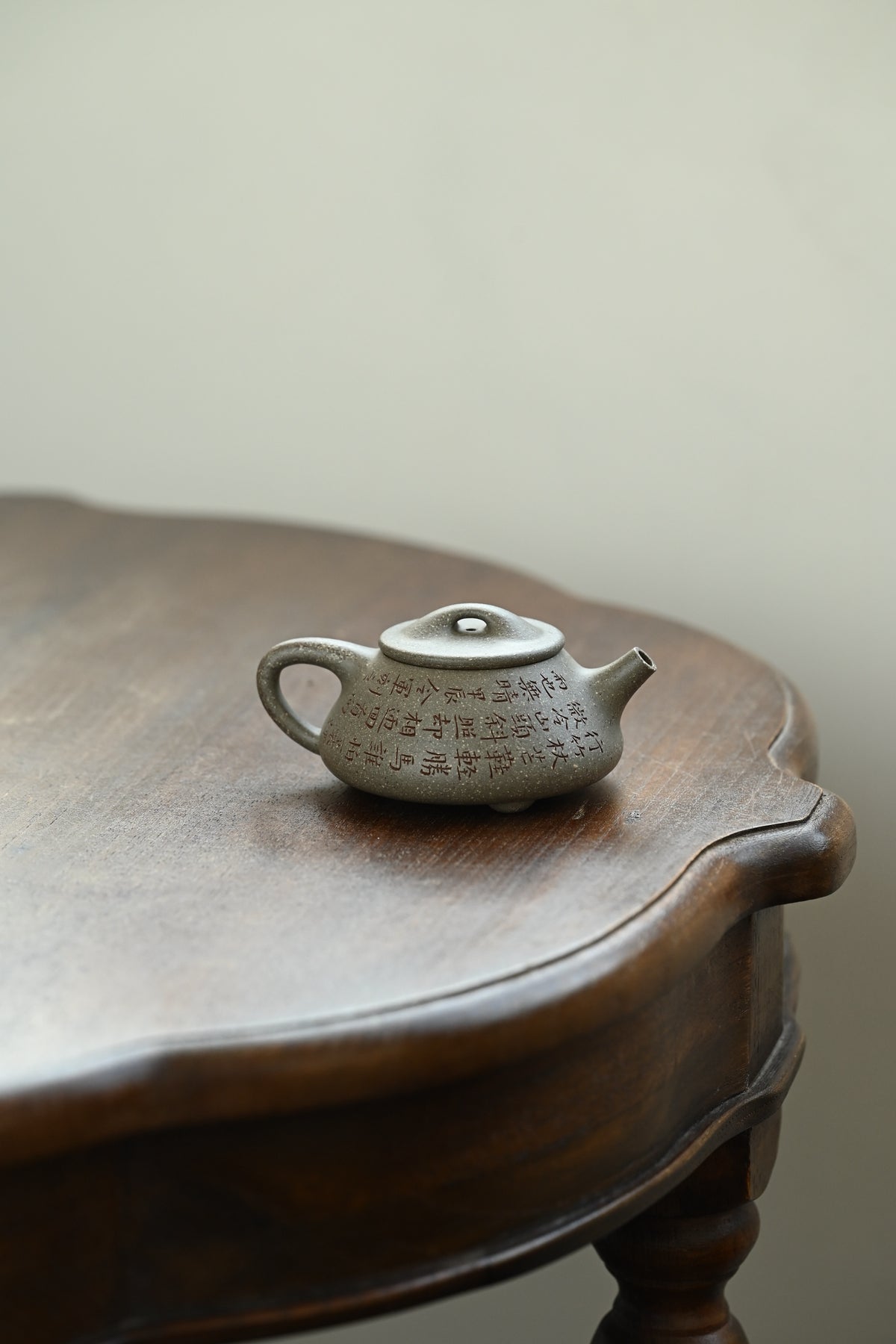 满瓢·全手工 /全手工大赛一等奖，招商杯金奖祁令军作品 容量120cc/家藏青段 壶身呈梯形，曲线柔和流畅，桥钮搭接在平盖之上