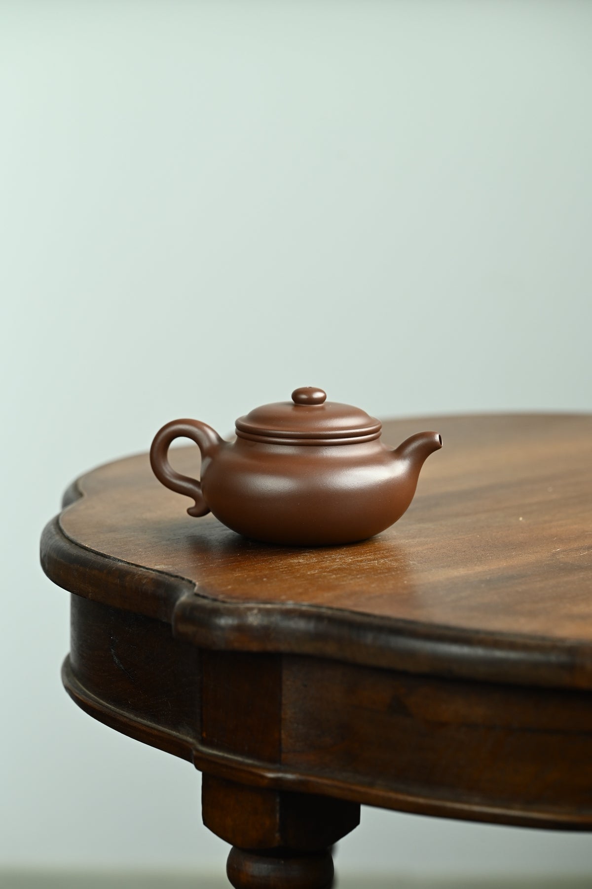 大亨仿古·全手工 /实力派林文杰作品/容量280cc/深井老紫泥 浑圆的壶身‮钮壶‬，古朴自然‮出，‬水爽利