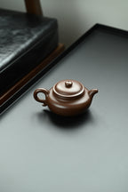 大亨仿古·全手工 /实力派林文杰作品/容量280cc/深井老紫泥 浑圆的壶身‮钮壶‬，古朴自然‮出，‬水爽利