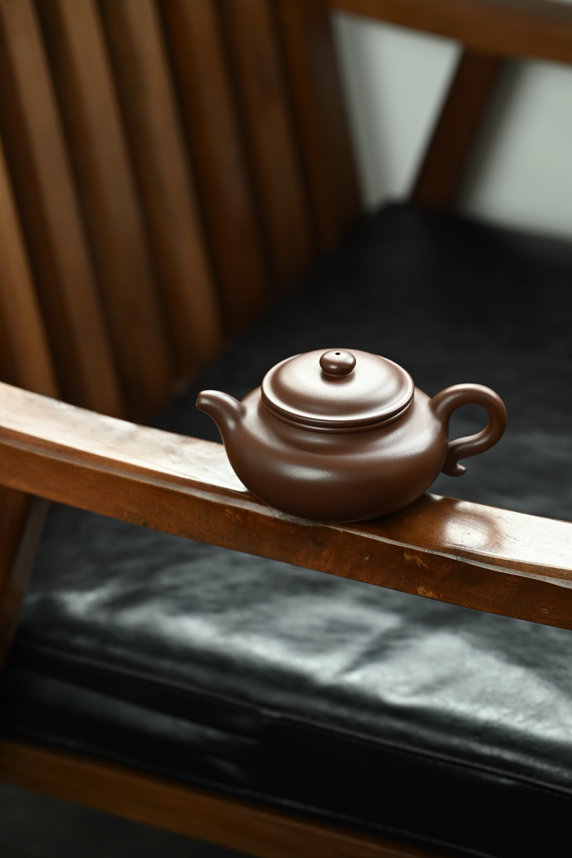 大亨仿古·全手工 /实力派林文杰作品/容量280cc/深井老紫泥 浑圆的壶身‮钮壶‬，古朴自然‮出，‬水爽利