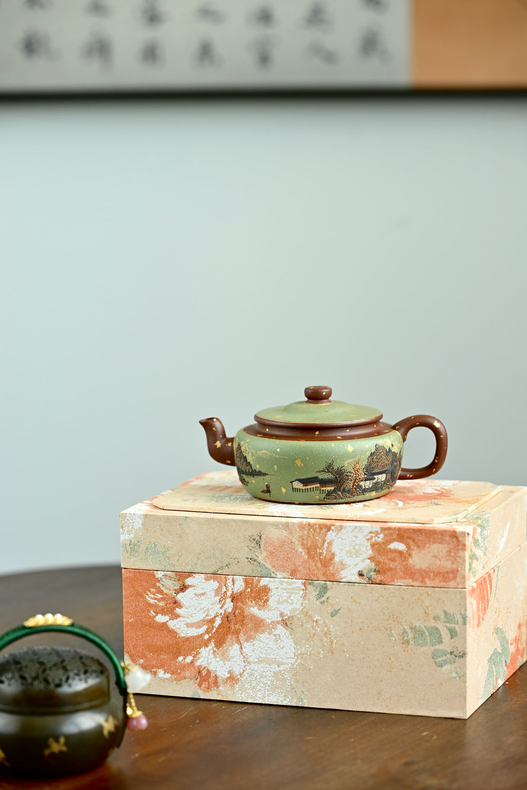 旭帽·全手工/六届全手工大赛一等奖高工施昌作品/容量180cc/原矿底槽清 壶身略扁，弯流长嘴胥出自然，壶钮别致，灵韵十足，执把壮实蓄劲，尤为精妙