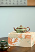 旭帽·全手工/六届全手工大赛一等奖高工施昌作品/容量180cc/原矿底槽清 壶身略扁，弯流长嘴胥出自然，壶钮别致，灵韵十足，执把壮实蓄劲，尤为精妙