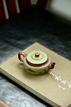 旭帽·全手工/六届全手工大赛一等奖高工施昌作品/容量180cc/原矿底槽清 壶身略扁，弯流长嘴胥出自然，壶钮别致，灵韵十足，执把壮实蓄劲，尤为精妙