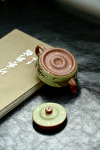 旭帽·全手工/六届全手工大赛一等奖高工施昌作品/容量180cc/原矿底槽清 壶身略扁，弯流长嘴胥出自然，壶钮别致，灵韵十足，执把壮实蓄劲，尤为精妙