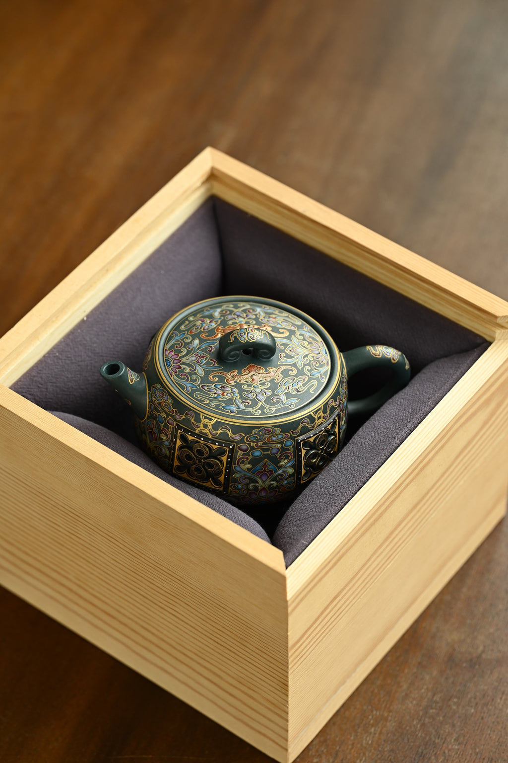 如意汉瓦·全手工 /大拍陶手汪庆红作品（珏窑）/容量200cc/民国绿珐琅彩+24k真金 以‮典经‬汉瓦为原型，辅‮精以‬妙的设计，形貌优雅，如意作钮，开窗设计