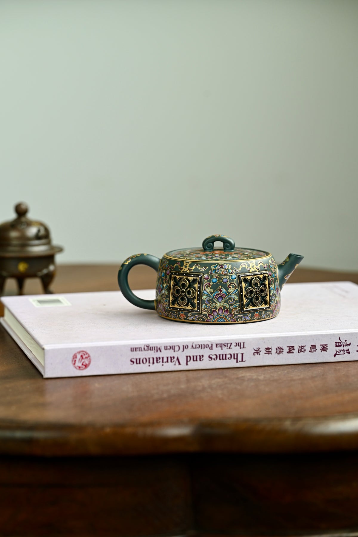 如意汉瓦·全手工 /大拍陶手汪庆红作品（珏窑）/容量200cc/民国绿珐琅彩+24k真金 以‮典经‬汉瓦为原型，辅‮精以‬妙的设计，形貌优雅，如意作钮，开窗设计