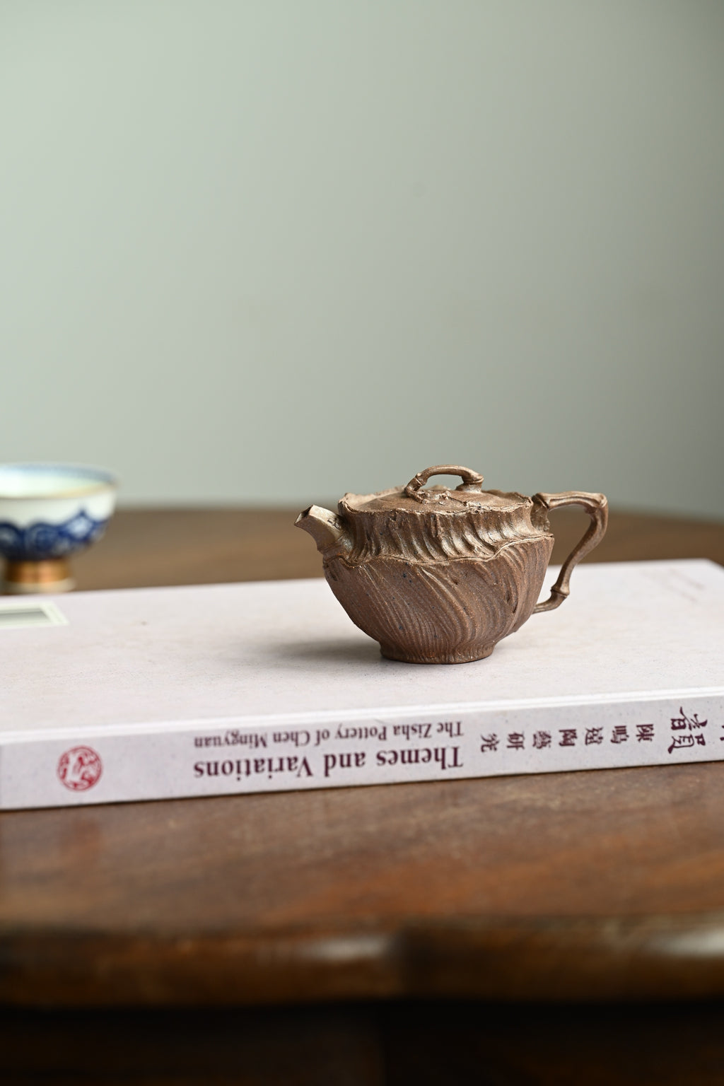 残竹·全手工 /容量100cc/原矿段泥 以一段竹节为形，通体袖珍斑驳，身形扭曲充满张力