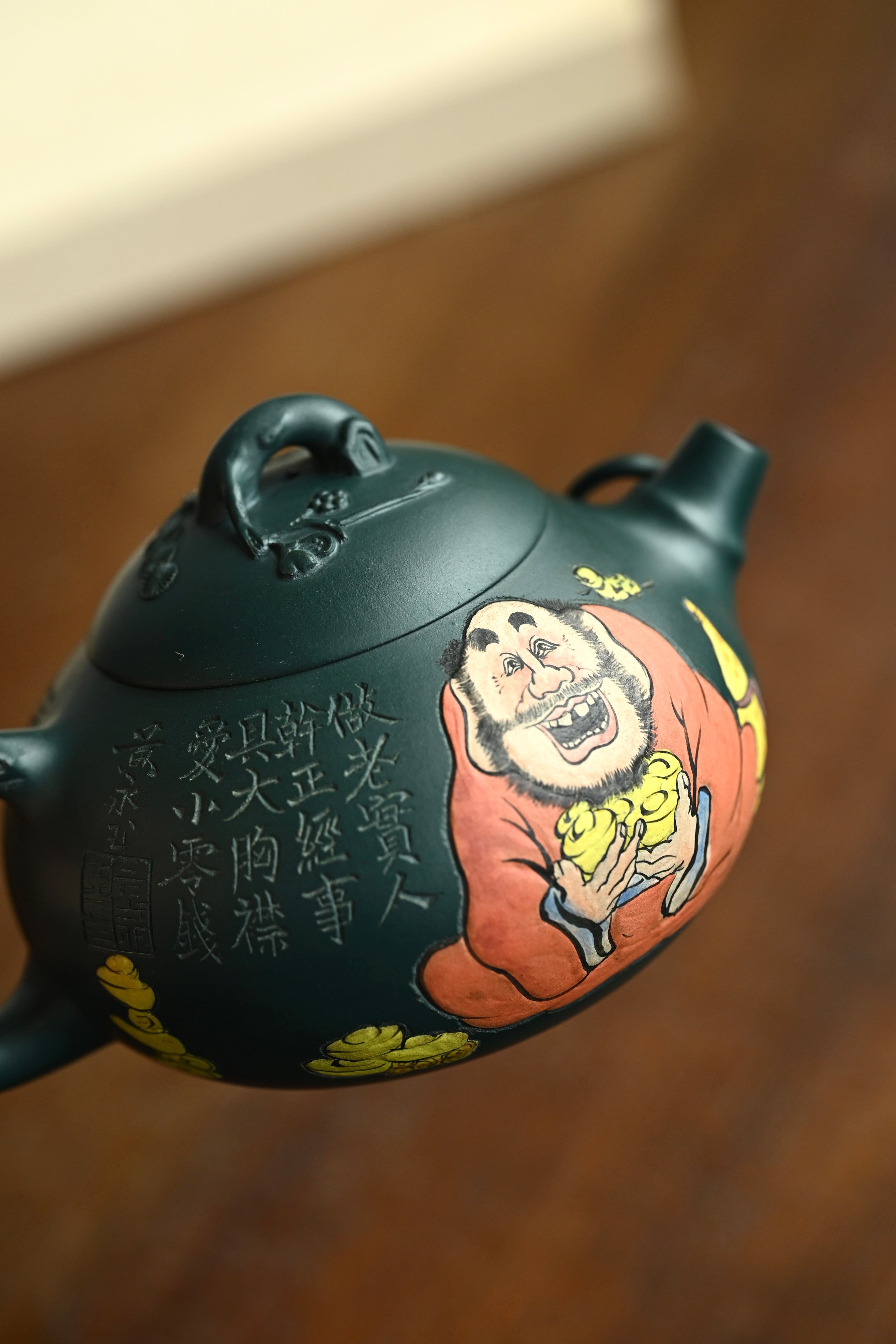 喜乐生财·全手工/容量280cc/一厂墨绿泥 壶身圆润饱满，片片竹叶覆于壶身之上，盖面松针坚韧，梅花傲然绽放