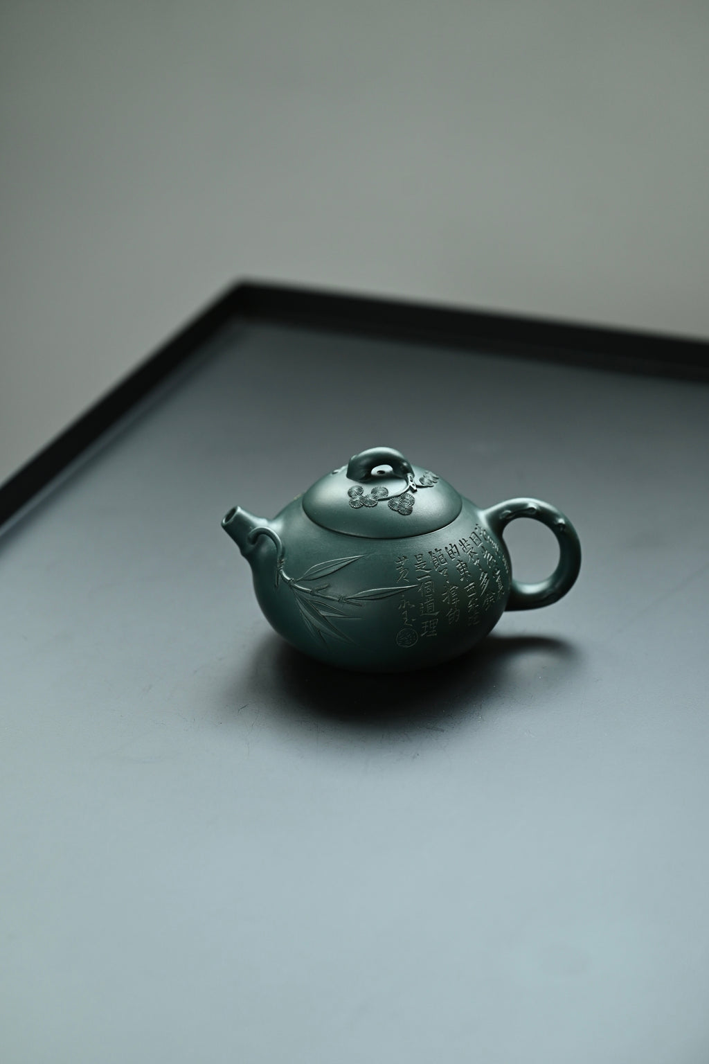 喜乐生财·全手工/容量280cc/一厂墨绿泥 壶身圆润饱满，片片竹叶覆于壶身之上，盖面松针坚韧，梅花傲然绽放