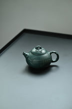 喜乐生财·全手工/容量280cc/一厂墨绿泥 壶身圆润饱满，片片竹叶覆于壶身之上，盖面松针坚韧，梅花傲然绽放