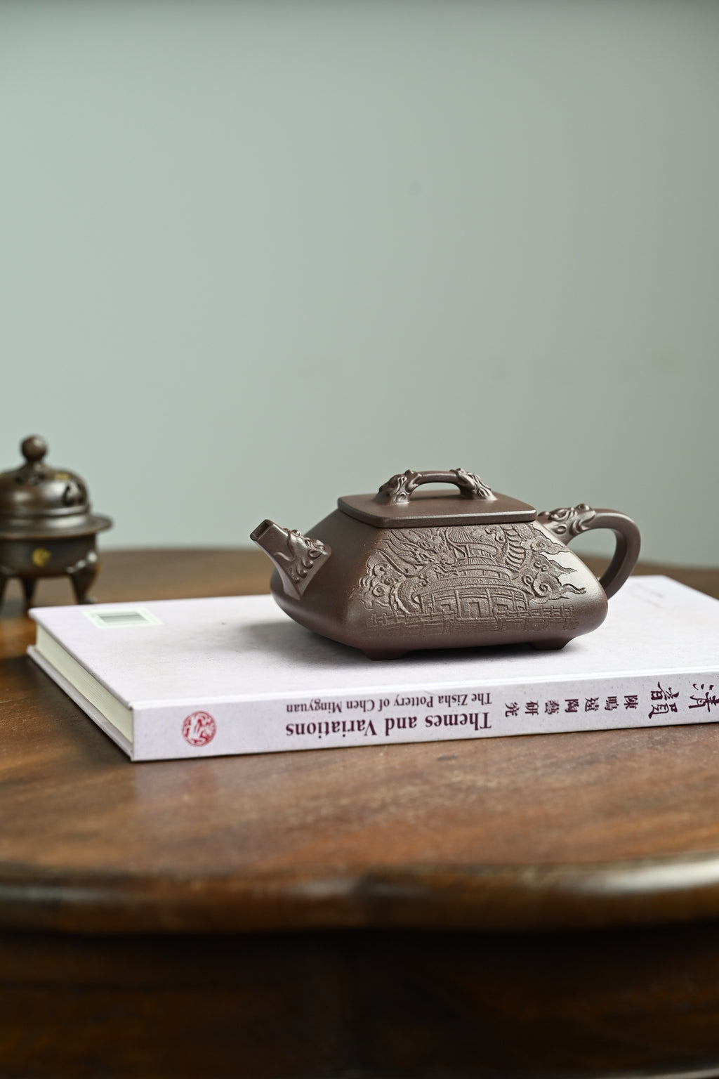 四方龙瓢·全手工 容量390cc/原矿老紫泥 四方壶身饱满有力，肩部挺括、底部内收