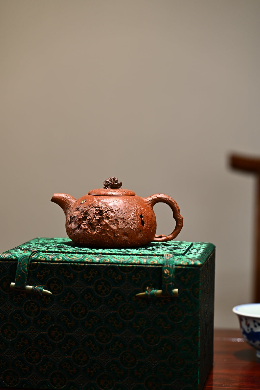 福蟾供春·全手工 /大拍陶手陈真作品/容量230cc/极品大红袍 金蟾俯身立于壶盖之上，异常精妙