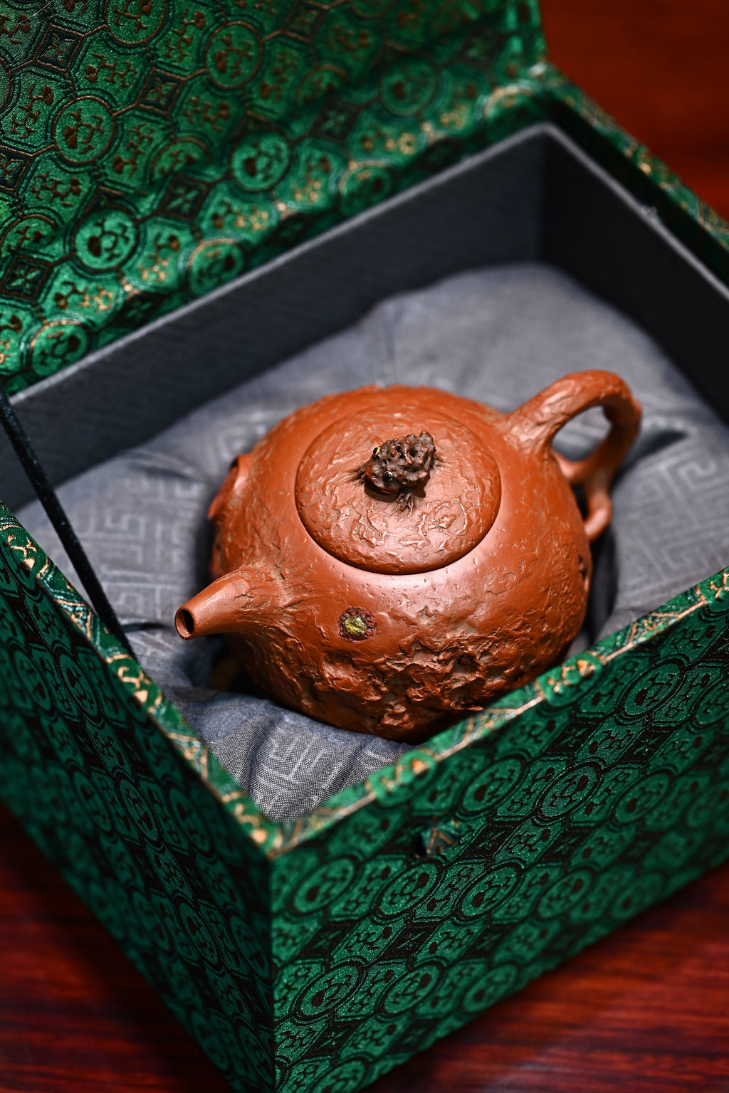 福蟾供春·全手工 /大拍陶手陈真作品/容量230cc/极品大红袍 金蟾俯身立于壶盖之上，异常精妙