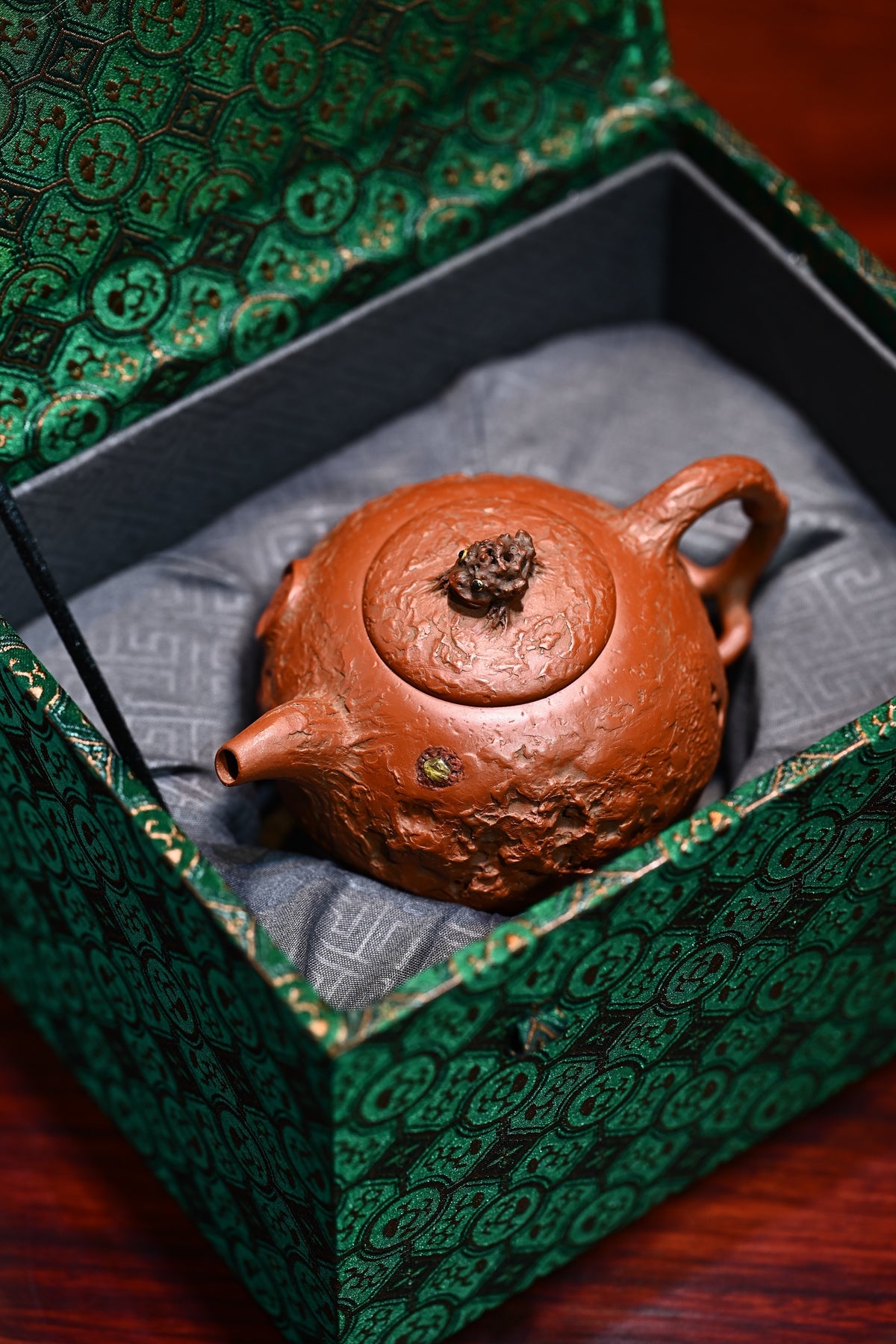 福蟾供春·全手工 /大拍陶手陈真作品/容量230cc/极品大红袍 金蟾俯身立于壶盖之上，异常精妙