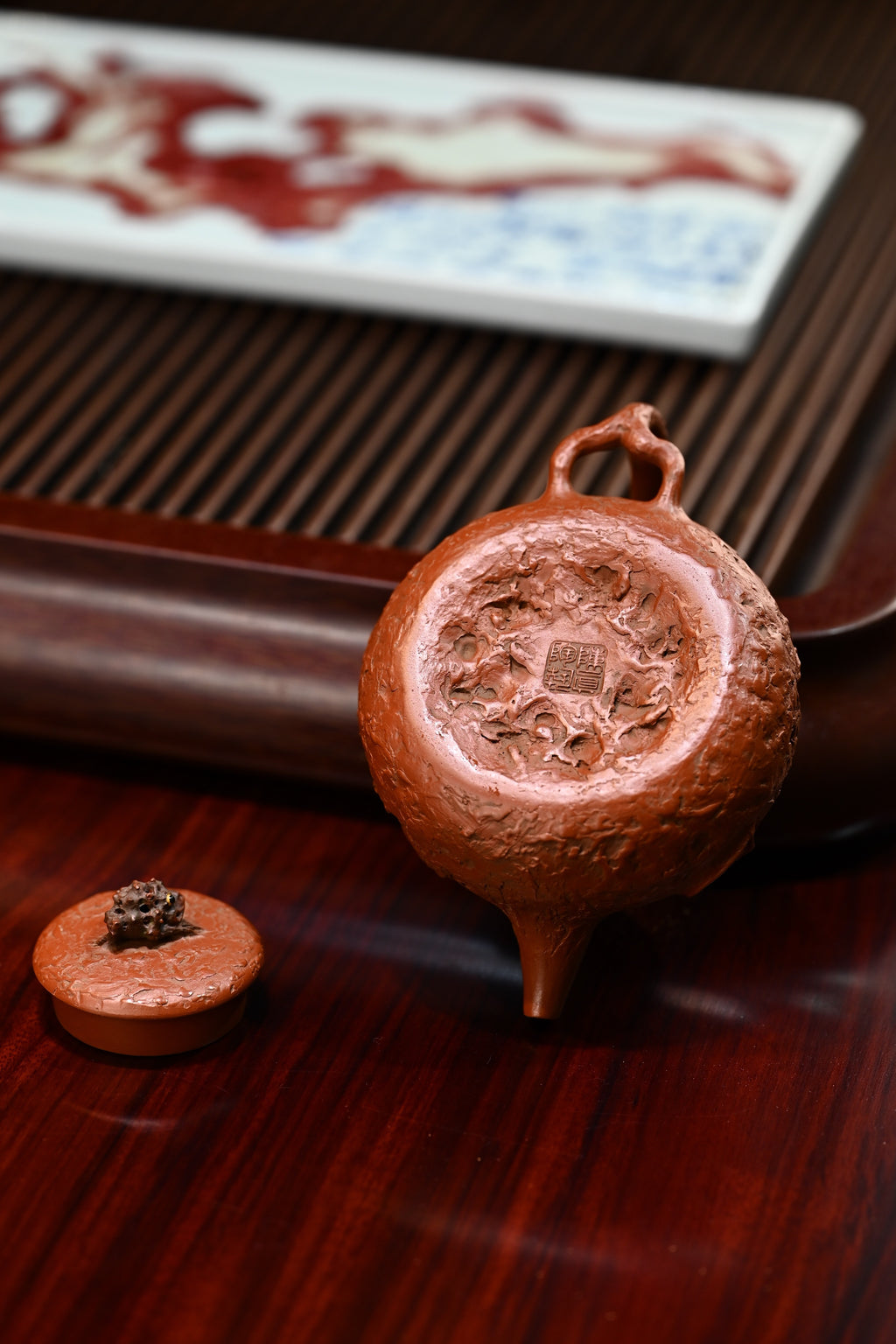福蟾供春·全手工 /大拍陶手陈真作品/容量230cc/极品大红袍 金蟾俯身立于壶盖之上，异常精妙