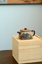 井栏·全手工 /六届全手工大赛一等奖高工施昌作品 /容量200cc/原矿底槽清 壶身张弛有度，开阖得宜，四方造型祥瑞富有灵气