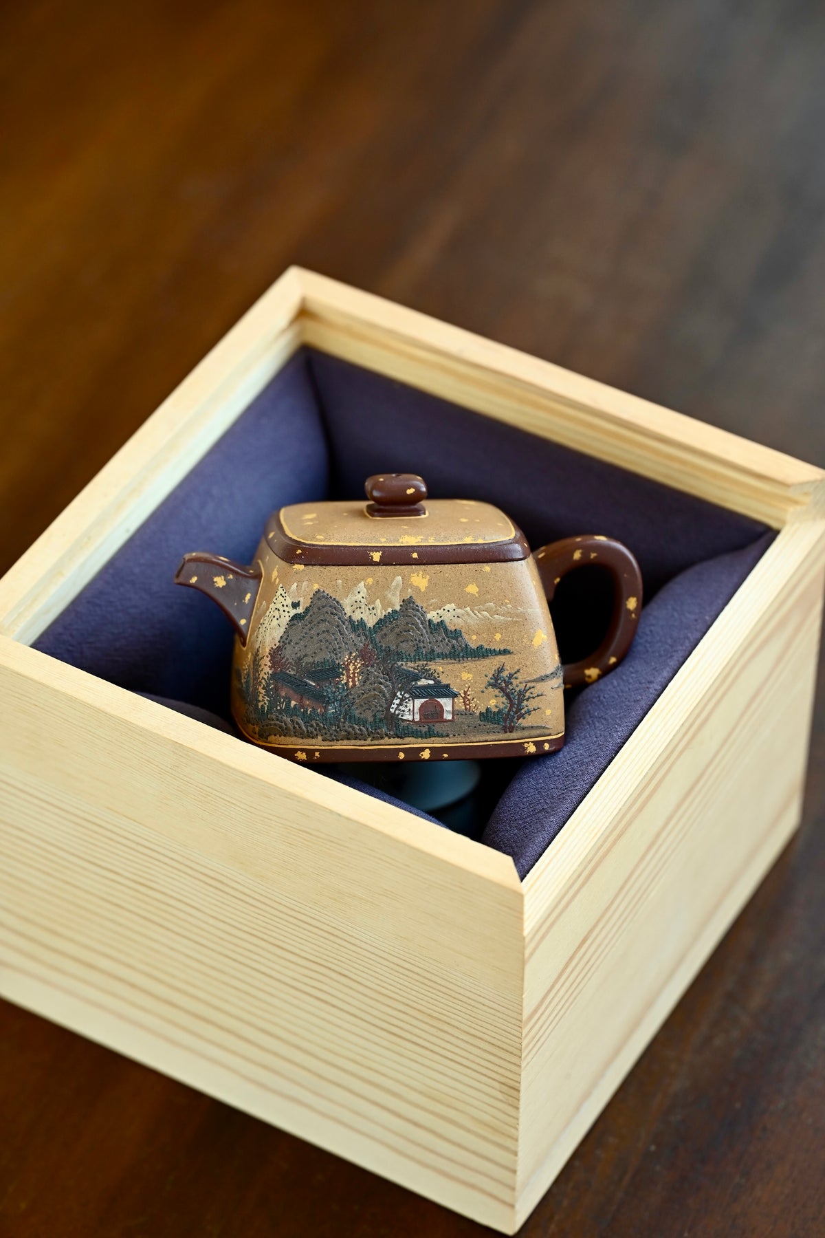 井栏·全手工 /六届全手工大赛一等奖高工施昌作品 /容量200cc/原矿底槽清 壶身张弛有度，开阖得宜，四方造型祥瑞富有灵气