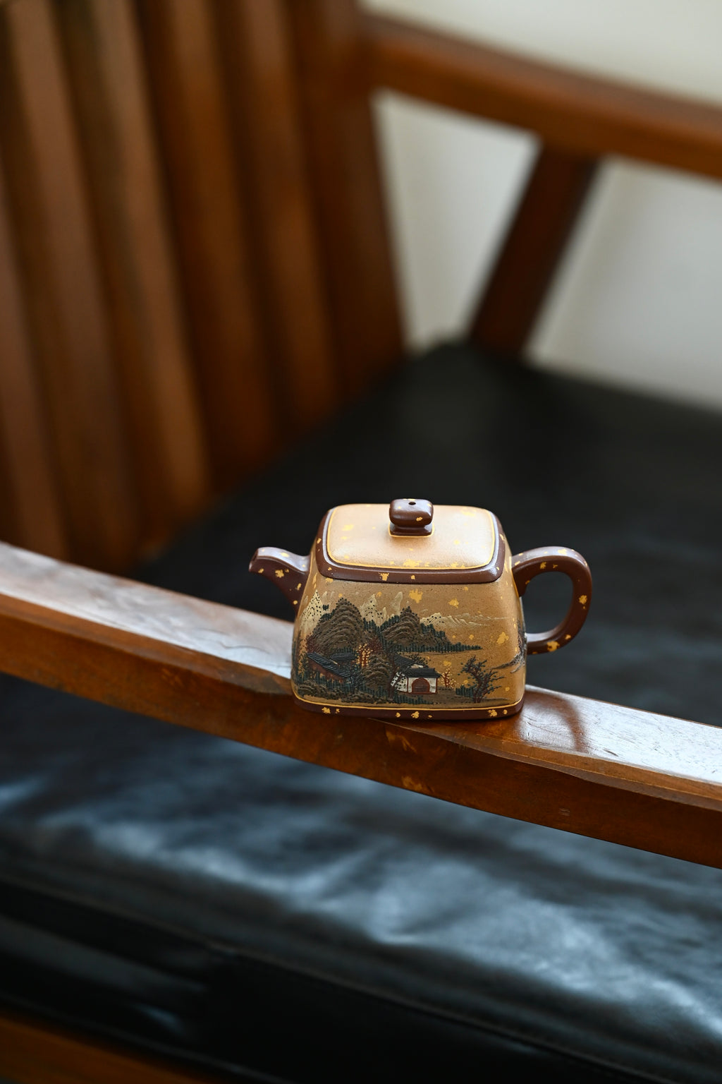 井栏·全手工 /六届全手工大赛一等奖高工施昌作品 /容量200cc/原矿底槽清 壶身张弛有度，开阖得宜，四方造型祥瑞富有灵气