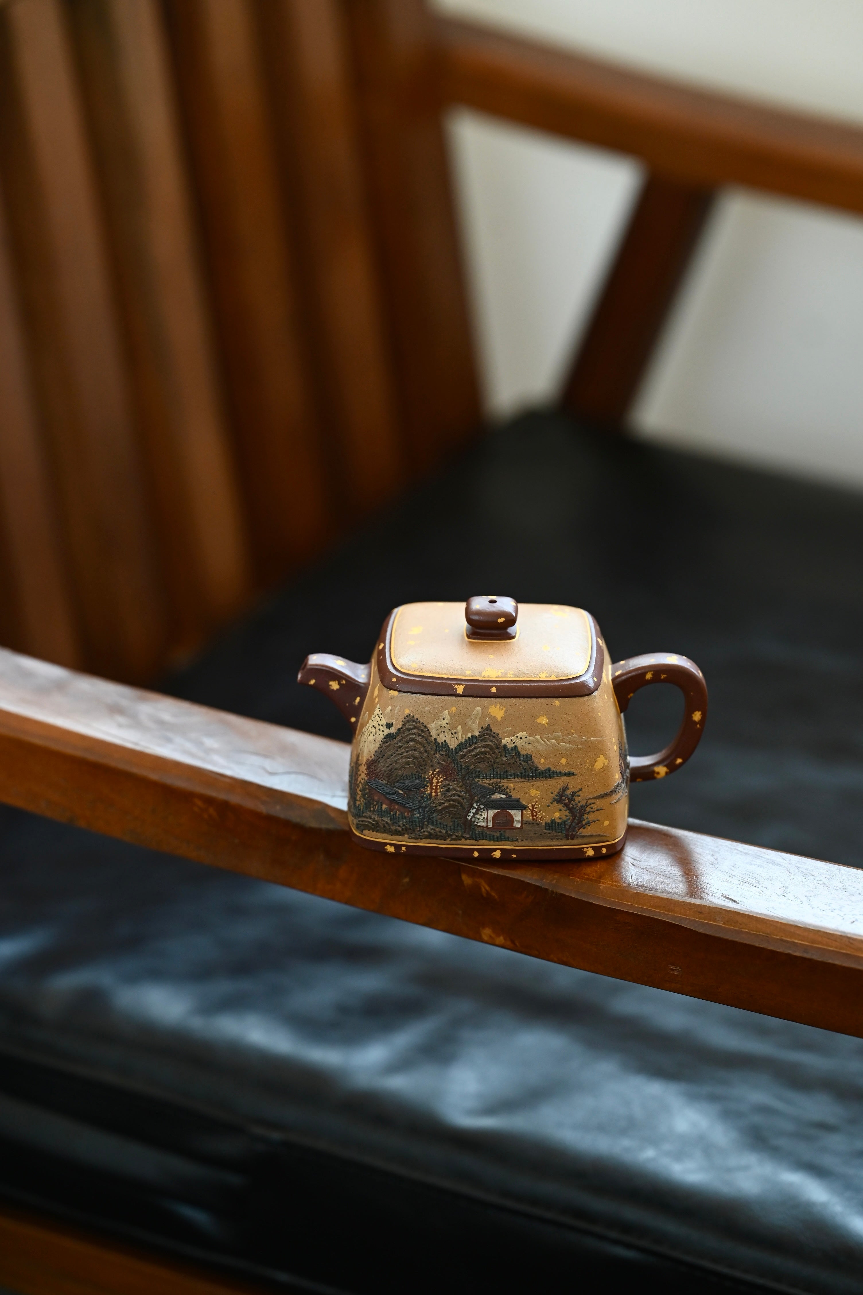 井栏·全手工 /六届全手工大赛一等奖高工施昌作品 /容量200cc/原矿底槽清 壶身张弛有度，开阖得宜，四方造型祥瑞富有灵气