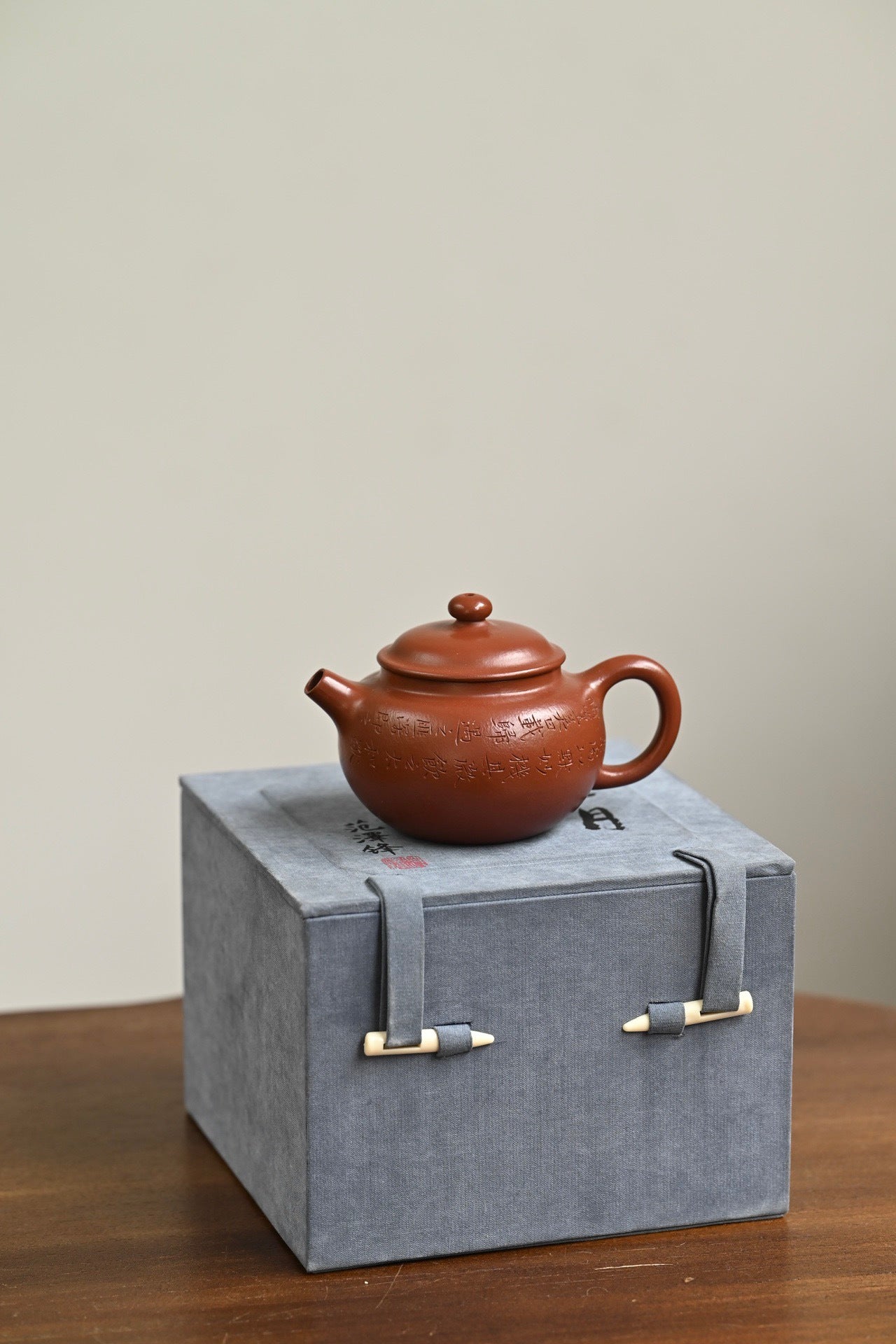 贡珠·全手工 /全手工大赛一等奖，招商杯金奖祁令军作品 /容量130cc/家藏朱泥 符合现代审美的小壶，圆珠造型，内推孔出水极好