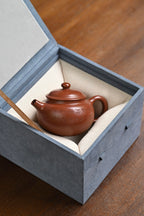 贡珠·全手工 /全手工大赛一等奖，招商杯金奖祁令军作品 /容量130cc/家藏朱泥 符合现代审美的小壶，圆珠造型，内推孔出水极好
