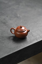 贡珠·全手工 /全手工大赛一等奖，招商杯金奖祁令军作品 /容量130cc/家藏朱泥 符合现代审美的小壶，圆珠造型，内推孔出水极好