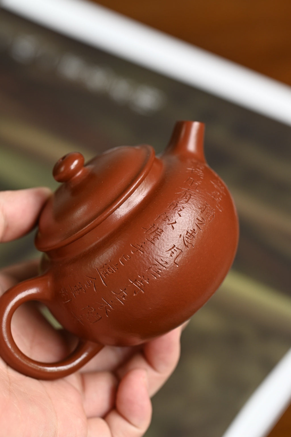 贡珠·全手工 /全手工大赛一等奖，招商杯金奖祁令军作品 /容量130cc/家藏朱泥 符合现代审美的小壶，圆珠造型，内推孔出水极好