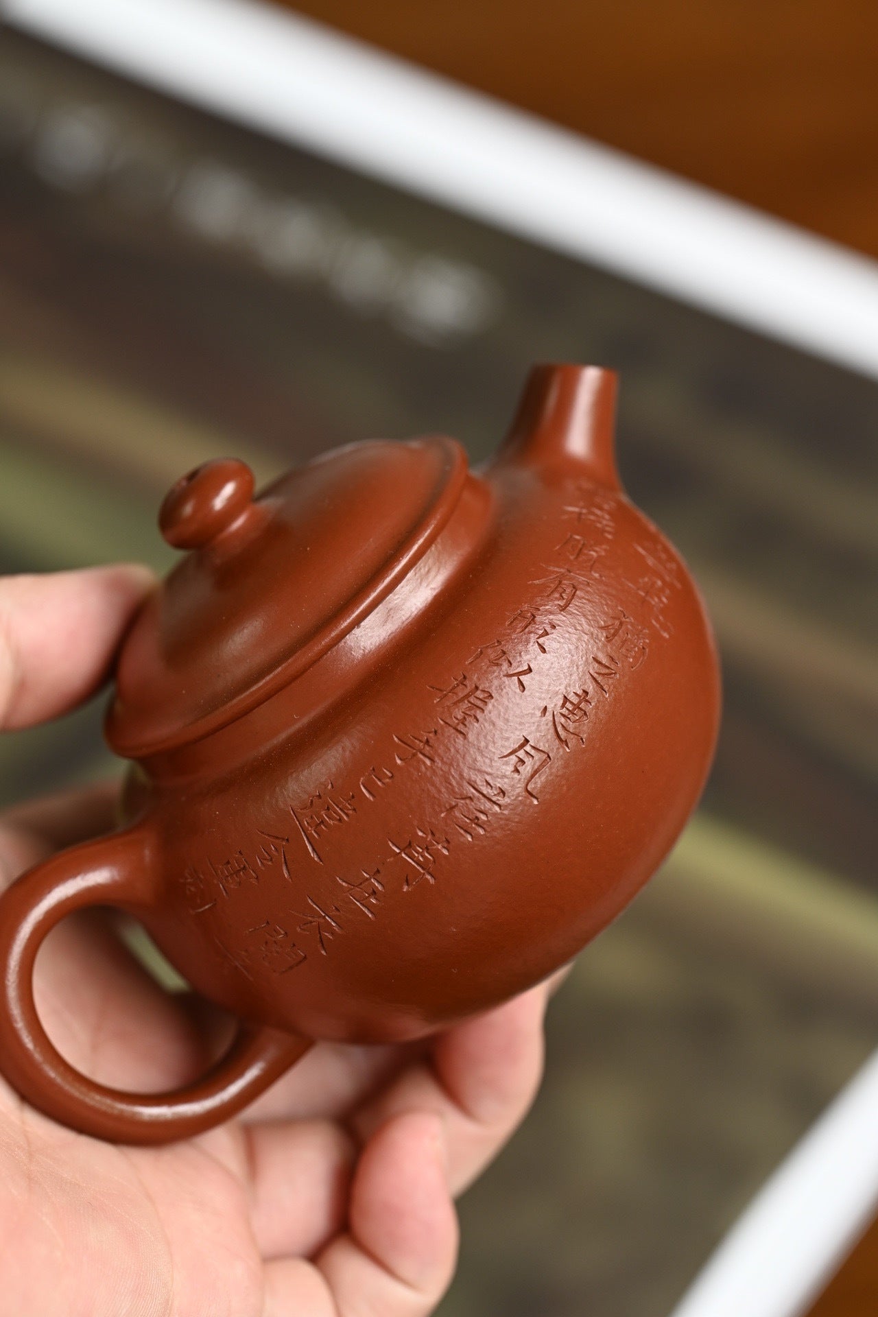 贡珠·全手工 /全手工大赛一等奖，招商杯金奖祁令军作品 /容量130cc/家藏朱泥 符合现代审美的小壶，圆珠造型，内推孔出水极好