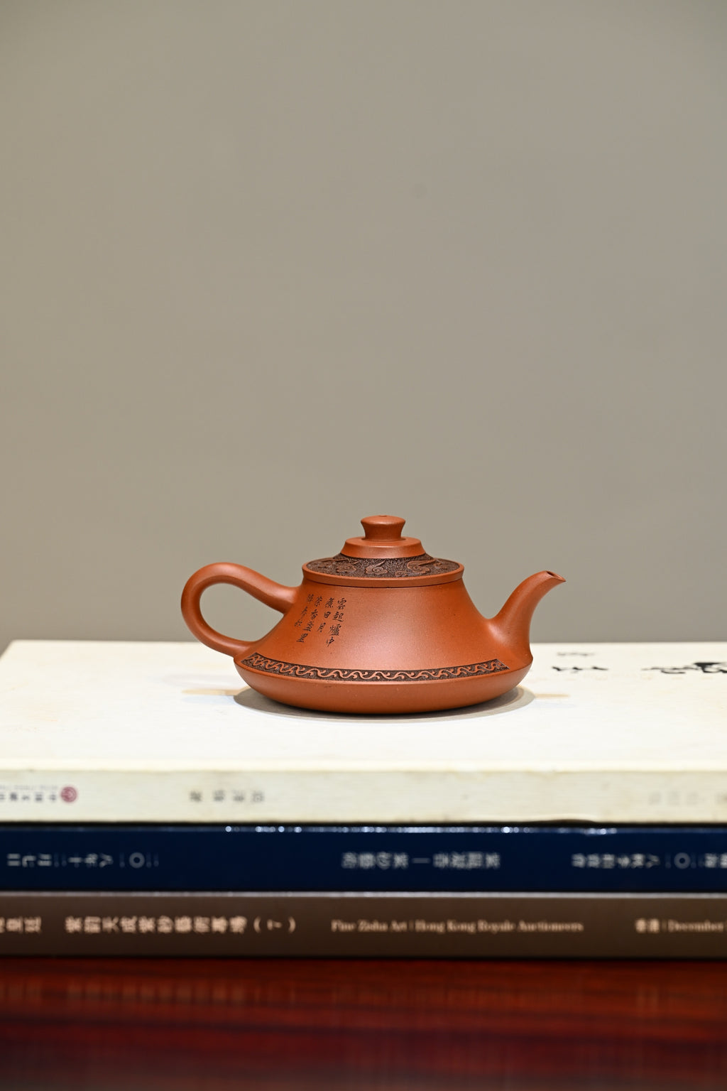 云炉·全手工 /容量190cc/原矿红清水 壶身上窄下宽，壶底如同一个盘子与壶身相接，相交处可见一条腰线，力蕴十足